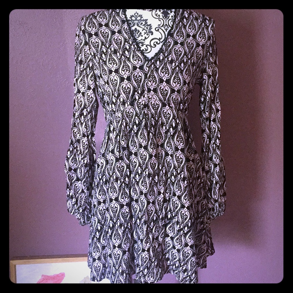 Detailed long sleeve V neck Alterd state dress